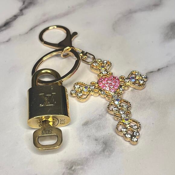 Louis Vuitton Lock & Key Set #303 w/ a Gold-Tone Pink Cross Charm Keychain - Picture 1 of 4